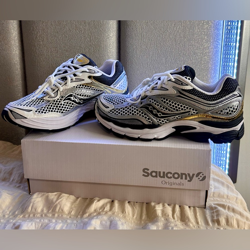 Saucony Silver, Black & Gold ProGrid Omni 9 Running Shoes Sz. 8